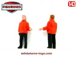 La figurine de l'homme au pullover rouge en miniature métal au 1/43e