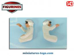 La figurine métal du pilote assis vêtu de blanc avec un casque argent au 1/43e