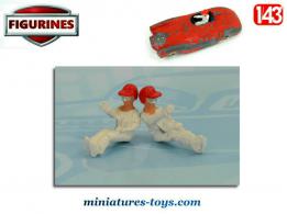 La figurine métal du pilote assis vêtu de blanc avec casque rouge au 1/43e