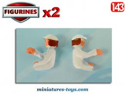 Deux figurines métal de pilotes assis vêtus de blanc avec casquette au 1/43e