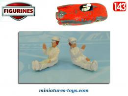 La figurine métal du pilote assis vêtu de blanc avec casquette blanche au 1/43e