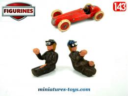 La figurine métal du pilote assis vêtu de marron avec casquette au 1/43e