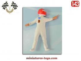 La figurine du pilote de course casqué de rouge en miniature métal au 1/43e