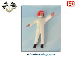 La figurine du pilote de course casqué de rouge en miniature métal au 1/43e