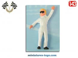 La figurine du pilote de course blond en miniature métal au 1/43e