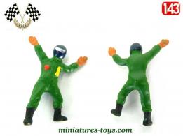 La figurine du pilote de course vert casqué en miniature métal au 1/43e