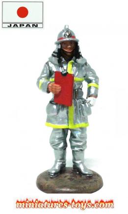 Un pompiers japonais en figurine métal commercialisé par Cobra au 1/32e