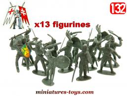 Les 13 petits soldats moyenâgeux et chevaliers en figurines plastique au 1/32e
