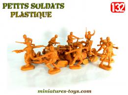 Un lot de 23 petits soldats US années 1980 en plastique brun au 1/32e