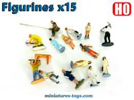 Un lot de quinze figurines diverses en miniatures au HO H0