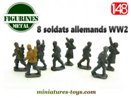 Un ensemble de 8 petits soldats allemands WW2 en figurines métal au 1/48e