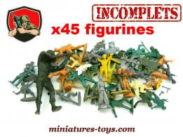 Un lot de 45 petits soldats divers variés incomplets en plastique au 1/32e