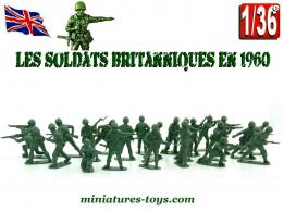 Un ensemble de 24 petits soldats anglais 1960 en plastique au 1/36e