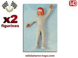 Deux figurines du pilote de course casqué de rouge en miniature métal au 1/43e
