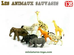 Un lot de 8 animaux sauvages de la savane en miniatures plastique au 1/38e