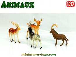 Un lot de 4 animaux sauvages de la forêt en miniatures plastique au 1/32e
