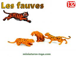 Un lot de 3 fauves en miniatures plastique au 1/32e