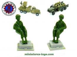 Le militaire assis en résine vert kaki pour miniatures France Jouets au 1/55e