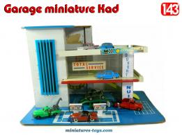 Le garage station services multi niveaux en miniature jouet années 1970 par Kad