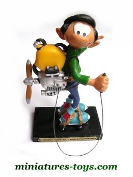 Une grande figurine résine de Gaston Lagaffe sur ses rollers a hélice...