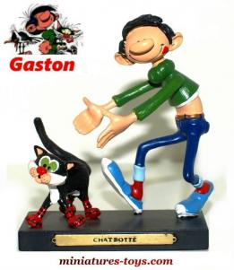 La figurine de Gaston Lagaffe et son chat botté réalisé en résine par Plastoy