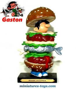 La figurine de Gaston Lagaffe en homme sandwich réalisé en résine par Plastoy