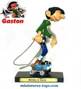 La figurine de Gaston Lagaffe sur ses patins à piles réalisé en résine par Plastoy