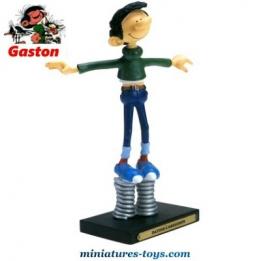 La figurine de Gaston Lagaffe sur ses patins à ressorts réalisé en résine