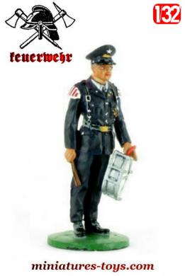 Un pompier allemand des Feuerwehr en figurine métal par Cobra au 1/32e