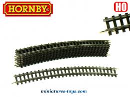 Un lot de 8 rails courbes pour trains miniatures par Hornby France au H0