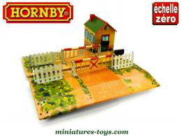 Le passage a niveau n°1 en miniature ferroviaire par Hornby a l'échelle O zéro