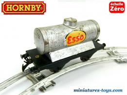 Le wagon citerne Esso en miniature par Hornby à l'échelle zéro