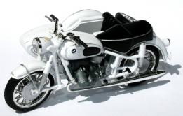 Le side car BMW R69 blanc de 1966 en miniature au 1/24e d'Ixo Models