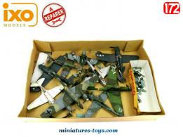 Un lot de 10 avions miniatures en métal par Ixo Models incomplets au 1/72e
