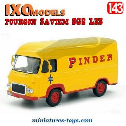 Le Saviem SG2 L35 tôlé du cirque Pinder en miniature par Ixo Models au 1/43e