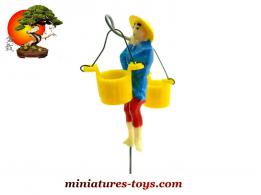 Le coolie veste bleue porteur double seaux du jardin japonais miniature