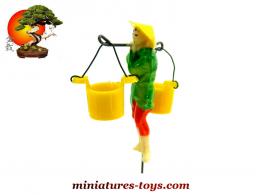Le coolie veste verte porteur double seaux du jardin japonais miniature
