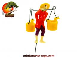 Le coolie veste orange porteur double seaux du jardin japonais miniature