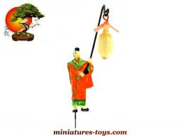 Le mandarin en costume orange au lampion du jardin japonais miniature vintage