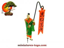 Le mandarin en costume vert a la bannière du jardin japonais miniature vintage