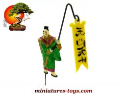Le mandarin en costume vert a la bannière du jardin japonais miniature vintage