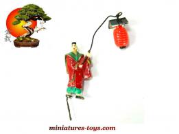 Le mandarin en costume rouge au lampion du jardin japonais miniature vintage