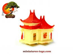 La petite pagode jaune du jardin japonais miniature vintage