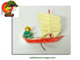 Le sampan et son pécheur vêtu de vert du jardin japonais miniature vintage