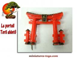Le portail Torii shintô rouge du jardin japonais miniature vintage