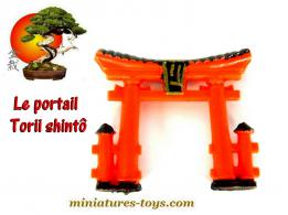 Le portail Torii shintô orange du jardin japonais miniature vintage