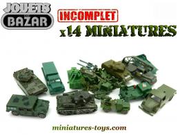 Un lot de 14 véhicules militaires miniatures jouets de bazar plastiques incomplets