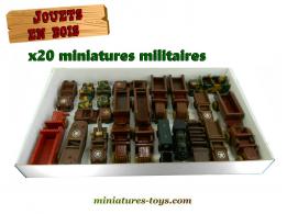 Un lot de 20 miniatures jouets militaires en bois des années 1950