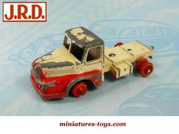 Le tracteur Unic Izoard en miniature de JRD France incomplet au 1/55e