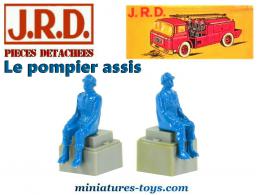 Le Pompiers assis du Berliet GAK incendie miniature de JRD au 1/50e